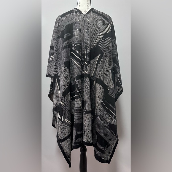 🧣 Chico's Sparkle Plaid Black and Silver Reversible Wrap ✨ - Picture 4 of 9